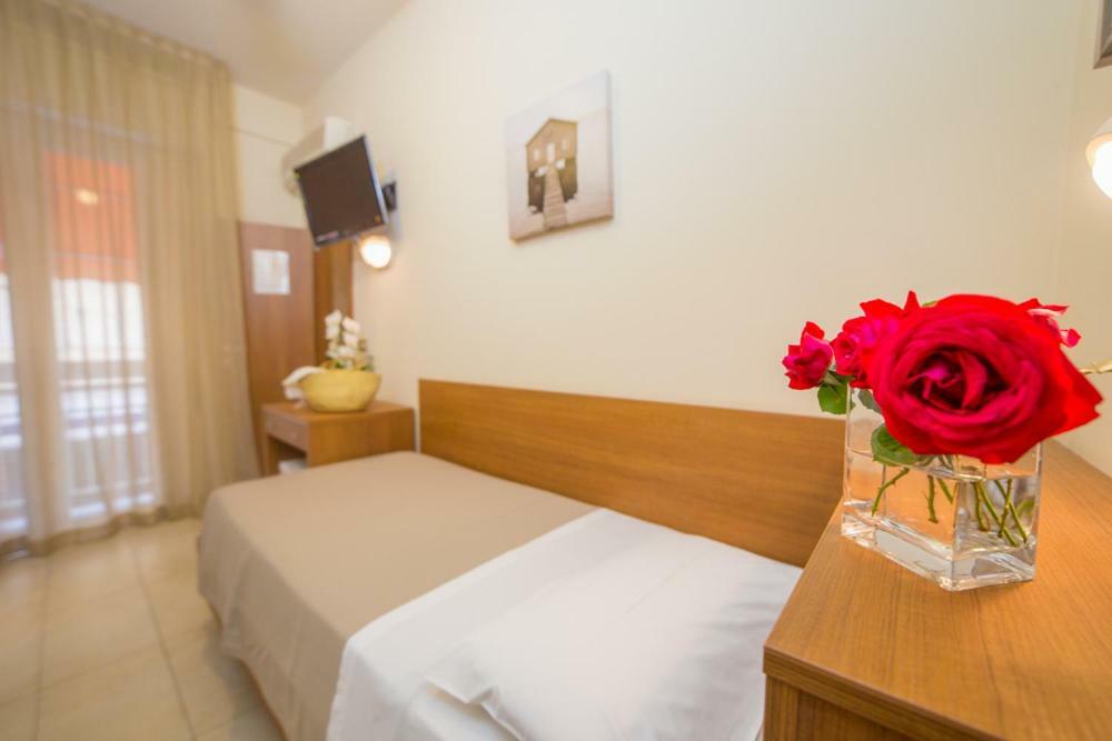 Mediterraneo Hotel & Suites Cattolica Exterior foto